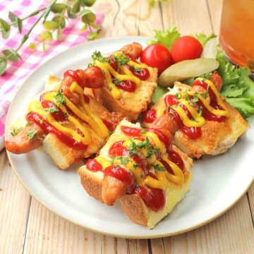 「朝ごはんよ〜」ってコレ出てきたら子供が飛び起きるやつ♪食パンで挟むだけ！簡単めちゃウマホットドッグレシピ