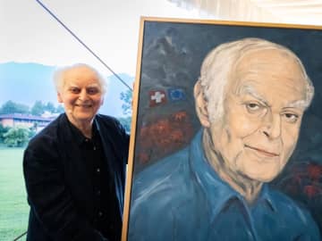 知日スイス人作家のアドルフ・ムシュクさん、欧州政治文化賞を受賞