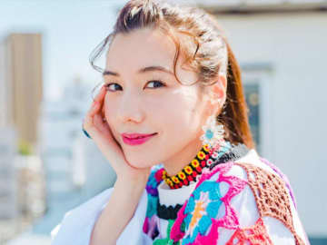 仲里依紗、レディー・ガガライブ参戦　再現度抜群なコーデに反響「見分けがつきません」「最高すぎます」