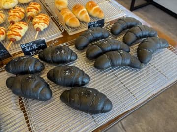 【福井・敦賀】黒い塩パンが美味のコンテナベーカリー「BAKERYS＋」