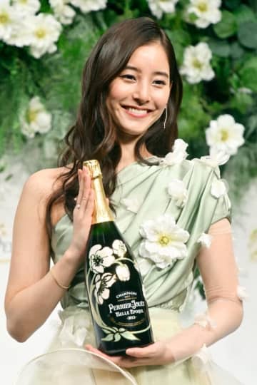 「へそ出し...珍しい」新木優子、撮影中の“オフショット”にファン悶絶「えっっっぐ」「素敵&セクシー」