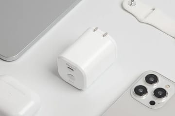 スマホ容量パンパン問題を解決？ 写真を自動保存する急速充電器「PhotoPower Plus」