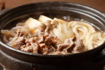 ギャル曽根考案『すき焼きうどん』の作り方を公開！”冷凍うどん”がご馳走に大変身…新発想の神レシピに忙しい主婦から絶賛の声「夏休みスタートに冷凍うどんアレンジはありがたすぎる…！」「子どもとお昼に食べます！」