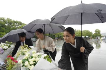 広瀬すず・吉田羊、長崎・平和祈念像で献花　平和の祈り捧げる