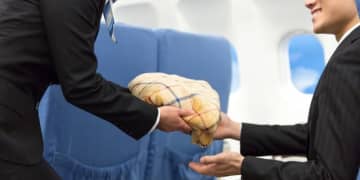 フライト中「休憩なし」法的にOK？　CAたちが裁判に訴えた結果、航空会社へ“労基法違反”の判決が下されたワケ