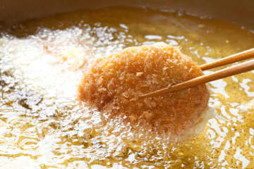 『揚げ物で使った油』は使い回せる？回数の目安や危険な場合の見分け方