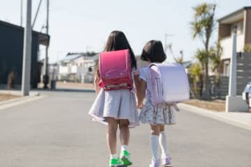 「危険な場所」を避ければOK？　犯罪者が子どもを狙う時の“条件”とは