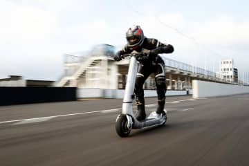 【動画】元F1エンジニア製作の驚速電動キックボードがボンネビルで最高速度チャレンジへ