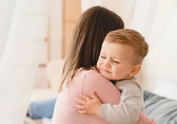 子どもの夜泣きと寝ぐずりで辛い。家庭でできる対策について小児科医石井先生にお伺いしました