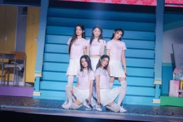 ILLIT、日本での初のファンコンサート開幕 新曲「Topping」を乃紫とサプライズ披露