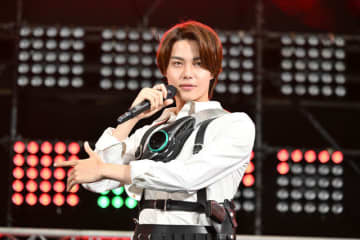 「仮面ライダーゼッツ」主演・今井竜太郎が胸に巻くベルトの変身ポーズを披露！ベルトのシステム音声は山寺宏一