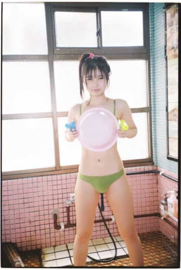 頓知気さきなが魅せるグラビアの真髄♡初フォトブックが登場！