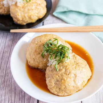 【ハンバーグはもう焼かない！？】「この作り方はズルいわ」「ふわっふわでジューシーでガチでウマい」火を使わない簡単おかずレシピ
