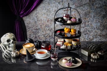 プルマン東京田町「ブラックハロウィンアフタヌーンティー」漆黒のおばけバナナケーキ＆目玉ムースなど