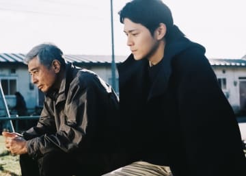 少年は男から“光”をもらい、男に“人生”を与えた 北陸の海でつながる二人の絆『港のひかり』本ポスタービジュアル