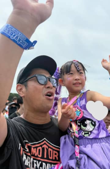 パンサー尾形、7歳娘のために“サプライズ合流”でフェス満喫！「愛溢れてる～」「ステキ」の声