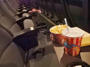 観に行くときは“平日のレイトショー”、席選びの基準は“利き目”…私の「映画館」エピソード