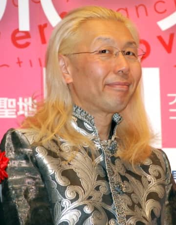 假屋崎省吾氏「軽井沢7億円別荘」公開！ 遅咲きの華道家が巨万の富を築くまでの紆余曲折