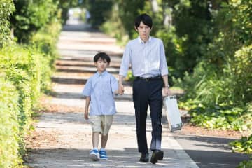 水上（本郷奏多）、事件解決のため大の苦手な子供と奮闘：ドラマ「スティンガース」第４話