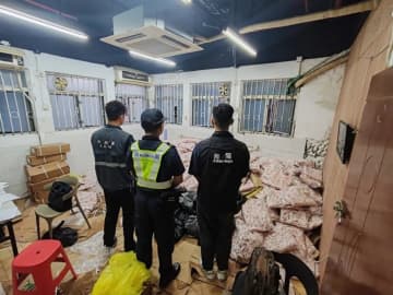 マカオ税関が運び屋向け密輸品供給拠点摘発…冷凍鶏もみじ約3000キロ発見