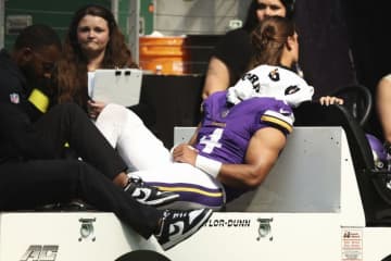バイキングスWRムーアがプレシーズン初戦で膝負傷、シーズン終了に