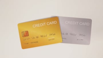 もうすぐ定年退職です。所持している「ゴールドカード」は、再就職後も使い続けられますか？「年収が下がる」と、“更新できない”ことはあるのでしょうか？