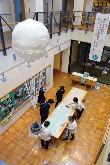 「美しい和紙まで兵器に」…それが戦争　埼玉・小川で「女性たちの戦争」展示　風船爆弾のミニ模型も　町立図書館で17日まで