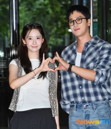 【PHOTO】少女時代 ユナ＆アン・ボヒョン、ラジオ出演のため放送局へ…笑顔でポーズ