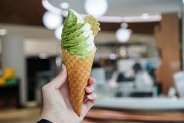 抹茶ソフトが「700円」してビックリ！ 伊藤園も「緑茶･抹茶」製品の価格改定へ…“抹茶価格高騰”の理由とは