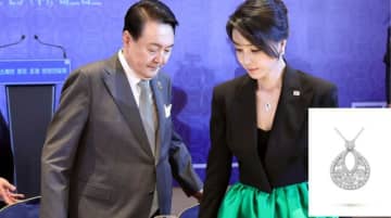 前大統領夫人・金建希氏を逮捕…決め手は「偽物」ネックレスか＝韓国