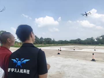 ドローン操縦士が中国の若者の新たなキャリアに