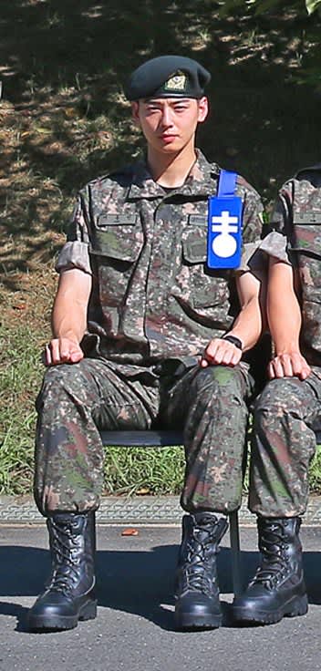 “訓練兵”チャウヌの凛々しい近況。軍服姿でも“顔天才”ぶりは健在！【PHOTO】