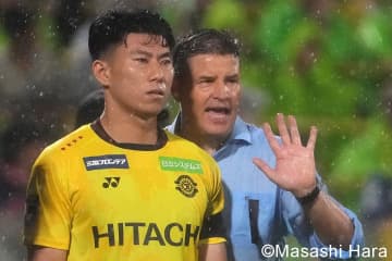 雨天の日立台ピッチでの圧巻ライブ直後のリトグリ・アサヒの｢癖が強い｣豪快キックインが話題！｢このキック愛おしすぎる｣の声と元気いっぱいの蹴りでミラクル！