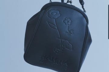 ディスコード ヨウジヤマモト「ピーナッツ」コラボ、“スヌーピー＆ウッドストック”刻印のがま口バッグ