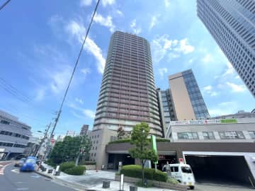 ローレルコート新宿タワー 9階｜「新宿御苑前」駅徒歩9分。新宿が生活圏の利便性と緑豊かな住環境を掌中に。公園ビューの眺望、2面採光の陽当たり良好な2LDK