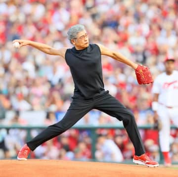 還暦間近の吉川晃司が快速球を披露。球速103㌔！