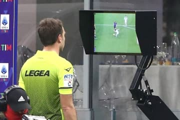 伊セリエCで「チャレンジ式」の独自ビデオ判定システム“FVS”が運用開始！ 選手は突き上げた人差し指を振り、監督はカードを提出