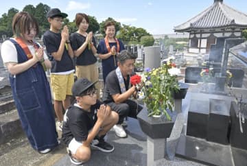 盆の入りに墓参り　家族で先祖供養　水戸・善重寺　茨城