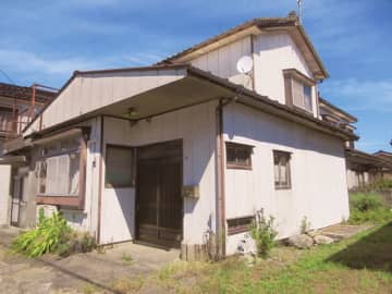 臨海公園やキャンプ場、海岸まで徒歩ですぐの家が100万円！ 補修は必要だが、トイレは水洗【新潟県糸魚川市】海の幸や温泉、釣りなどが気軽に楽しめる