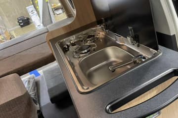 極上トヨタ車「走るスイートルーム」圧巻キャンパーは旅好き必見の快適性を実現。収納力が桁違い。