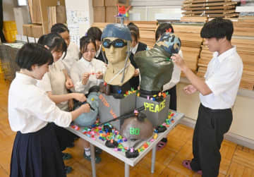 《いばらき戦後80年》「平和の祈り」作品に　水戸・緑岡高美術部　ローマ戦士と折り鶴対比