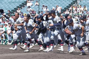 「1年生!?」「これは…！」　甲子園の二遊間コンビが「普通にプロ級のプレー」　仙台育英の好守に絶賛