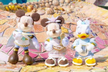 東京ディズニーシー開園24周年記念グッズは、マーメイドラグーンがテーマ♪ うっとり表情のミッキーたちがかわいすぎ！