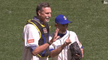 イチロー、始球式で伝説的左腕と共演「最高のバッテリー」「神クラスが揃ってる」
