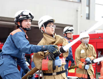 母が感謝…なかなかできない貴重な体験　小学生60人が一日消防士、埼玉・上尾の消防本部が開催　防火服着て出動訓練、高さ10メートルのはしご車搭乗や放水体験にも挑戦　消防士が指導、児童「将来なりたいかも」