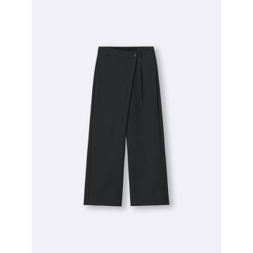 結局いつもはいてるのはGU黒ワイドパンツ！ラクなのに体型カバーできておしゃれな名品揃い♡