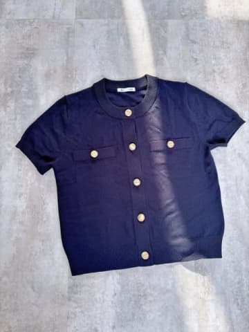 見つけたら即カゴIN！GUの着回し万能な“上品メタルボタンカーデ”が990円に値下げ中♡