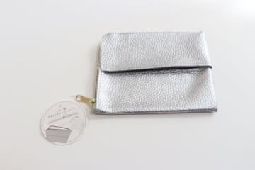 セリアがまた凄いもの出してきた！「ティッシュも一緒に持ち運べる！」便利すぎる賢いポーチ