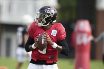 合同練習での小競り合いで選手の下敷きになったファルコンズQBペニックスJr.