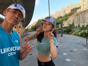活動休止中のNewJeans・ダニエル、短いウェアで見せたくびれに注目！初のランニング大会に出場か